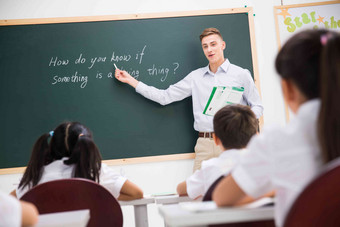 教师和小学生在教室里