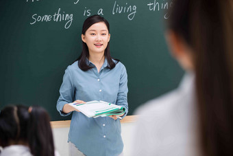 老师和小学生们在教室里