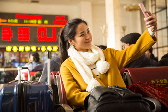青年车站中国旅途仅女人