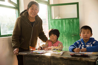 乡村女教师小学生环境关爱中老年人高清图片