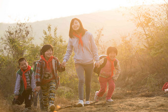 乡村女教师和学生在户外