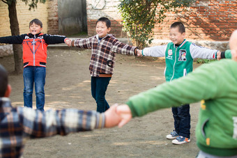 乡村小学生在学校小学影相