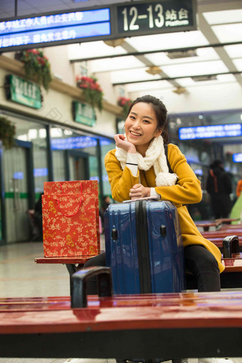 青年车站行李中国人火车站写实镜头