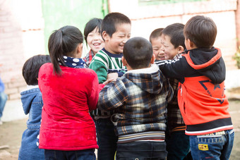 乡村小学生在学校破旧的写实摄影