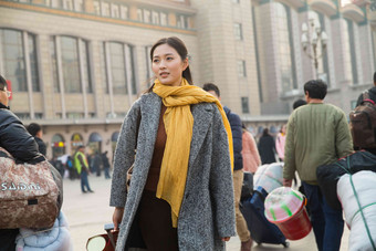 青年女人在站前广场