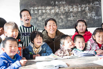 乡村女教师小学生黑板学生摄影高端摄影图