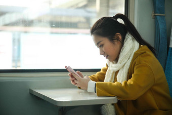 青年女人在火车上度假高清镜头