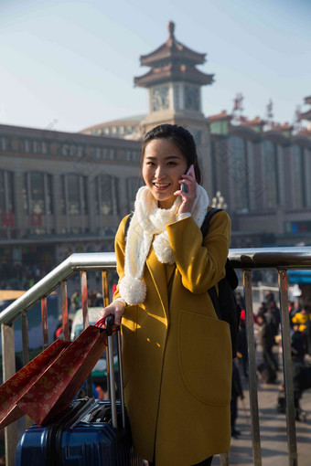 青年女人在站前广场