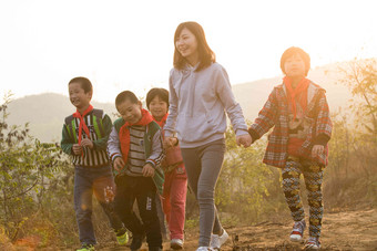 乡村女教师和学生在户外