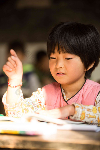 乡村小学里的小学女生