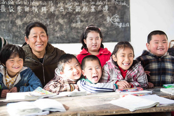 乡村女教师和小学生在教室里