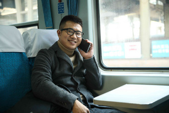 青年男人在火车上中国人清晰照片