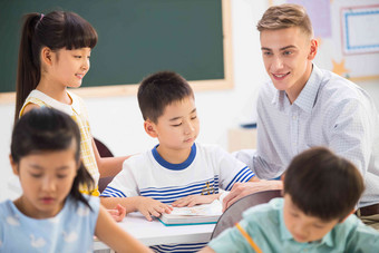 教师和小学生在教室里