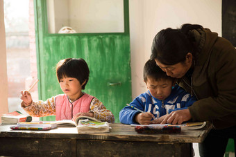 乡村女教师和<strong>小学</strong>生在教室里