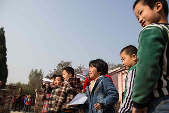 乡村小学生在学校放纸飞机