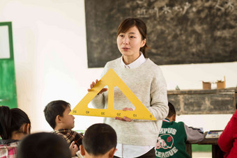 乡村女教师和小学生在教室里