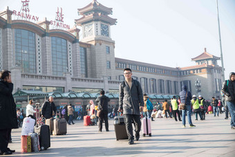 男人火车站建筑旅行者高端场景