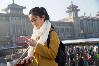 青年女人在站前广场