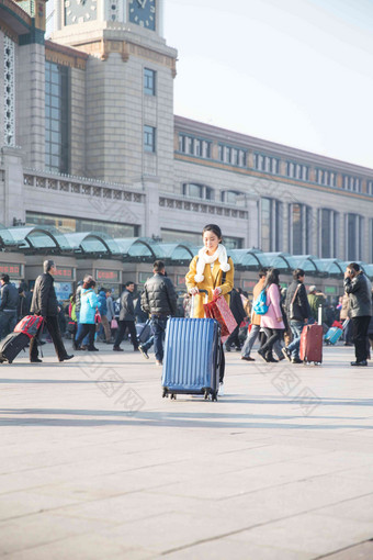 青年广场户外旅途清晰素材