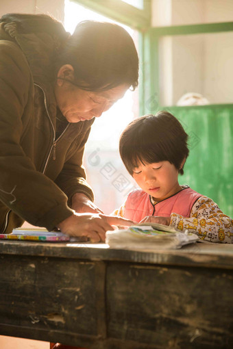 乡村女教师和小学生在教室里