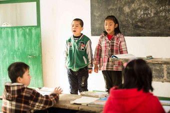 乡村小学里的小学生