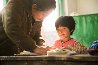 乡村女教师和小学生在教室里