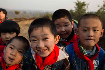 欢乐学生四个人希望小学