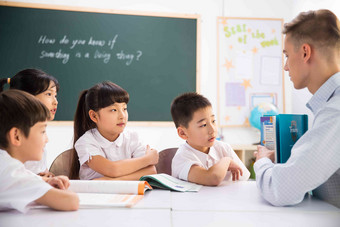 教师小学生学生上课智慧高清素材