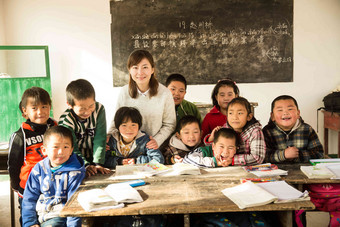 乡村女教师和小学生在教室里