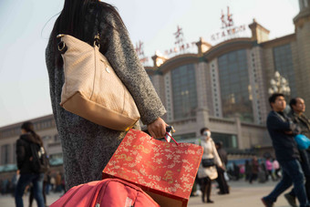 青年女人在站前广场