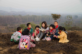 乡村学习中国学校少量人群写实镜头
