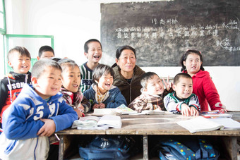 乡村女教师小学生女孩关爱活力高质量素材