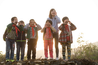 乡村女教师和学生在户外