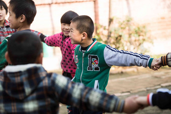 乡村小学生在学校欢乐写实相片