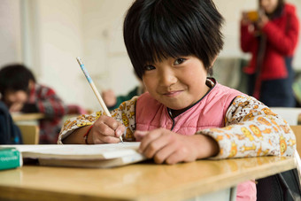 乡村小学里的小学女生