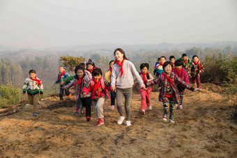 乡村女<strong>教师</strong>玩耍户外山非都市风光高端素材