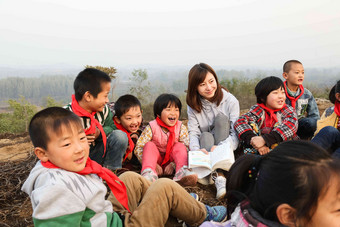 乡村教师和小学生在户外学习