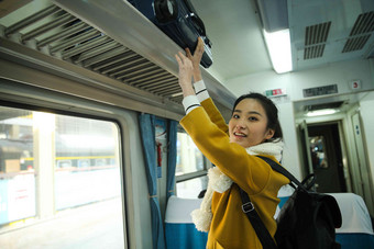 青年女人在火车上离开写实摄影