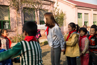 乡村教师和小学生在学校里