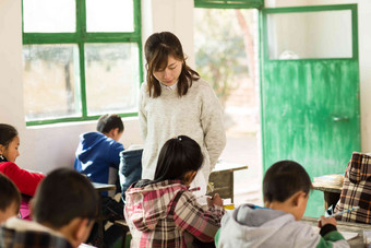 乡村女教师和小学生在教室里