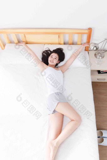 青年睡觉枕头纯洁摄影图