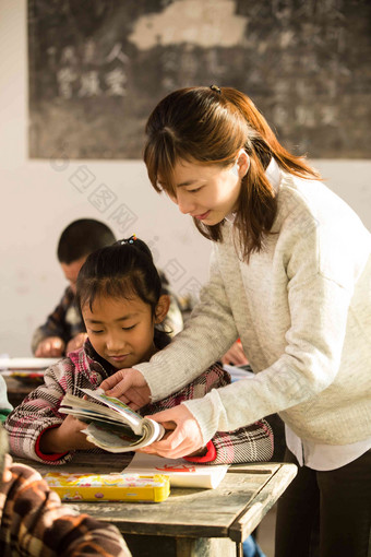 乡村女教师和小学生在教室里