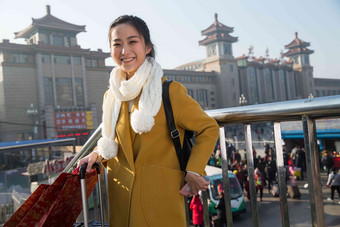 青年女人在站前广场