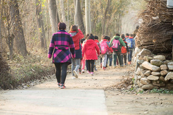 乡村女教师和学生户外活动