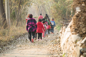 乡村女教师和学生户外活动山区清晰摄影