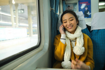 青年女人在火车上行李高质量相片