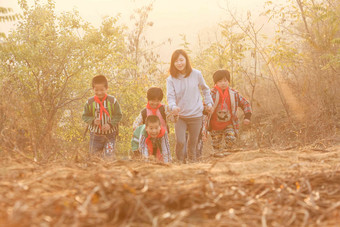 乡村女教师和学生在户外