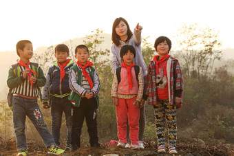 乡村女教师和学生在户外