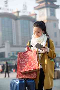 青年女人在站前广场