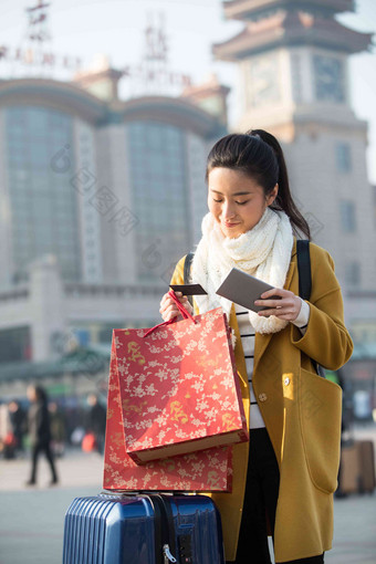 青年女人在站前广场